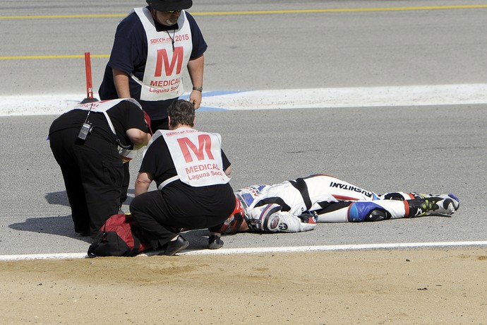 Bernat Martínez é atendido após acidente em etapa da MotoAmerica, em Laguna Seca, nos EUA (Foto: AFP)
