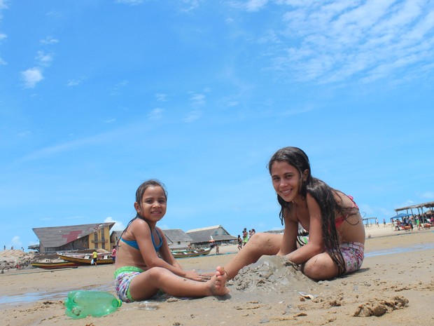 Crianças brincando no litoral do PIauí (Foto: Ellyo Texeira / G1)