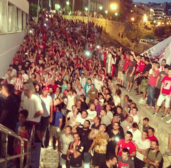 Torcida do Olympiacos para receber Saviola (Foto: Reprodução / Instagram)