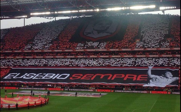 Перфоманс в память об Эусебио. Фото: Reprodução/Twitter