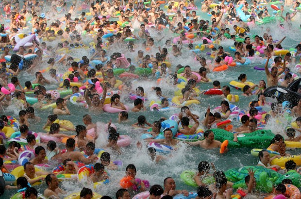 Por causa da onda de calor, chineses superlotaram uma piscina de um parque aquático (Foto: AFP)