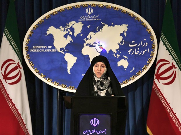 Em foto de arquivo de novembro de 2013, Marzieh Afkham fala com a mídia durante a conferência de imprensa semanal em Teerã (Foto: Atta Kenare/ AFP)