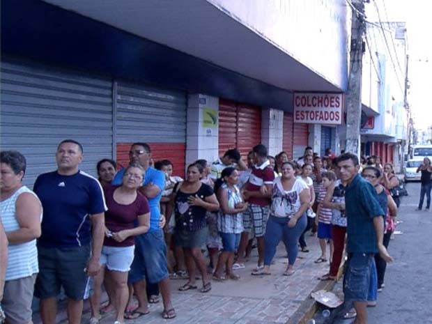 Consumidores formaram filas para aproveitar as promoções (Foto: Reprodução/Inter TV Cabugi)