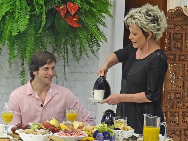 Ana Maria serve café para seu convidado Vladimir Brichta (Foto: Mais Você / TV Globo)