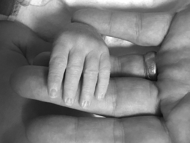 Tori Spelling posa com o filho recém-nascido, Beau Dean (Foto: Twitter/ Reprodução)