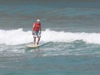 Humberto Martins surfa em praia do Rio e mostra habilidade