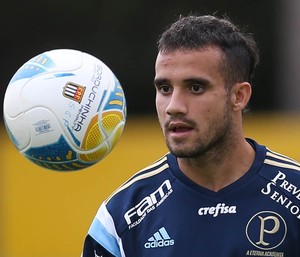 Maikon Leite fica mais perto do Sport, que avança com outros atacantes