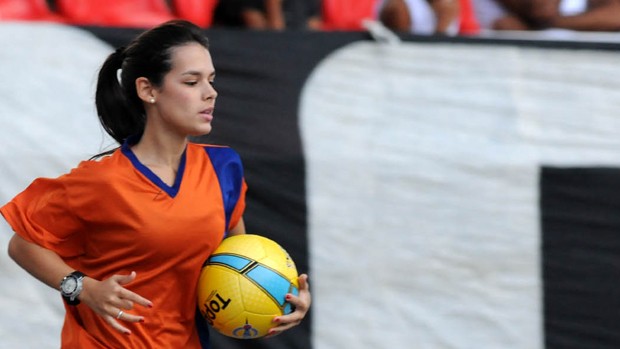 Fernanda Maia gandula Fluminense x Botafogo (Foto: André Durão / Globoesporte.com)
