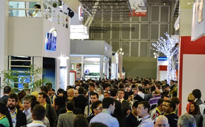 Figura 1: Corredores da exposição do Futurecom 2014 (Foto: B. Piropo) Figura 1: Corredores da exposição do Futurecom 2014 (Foto: B. Piropo)