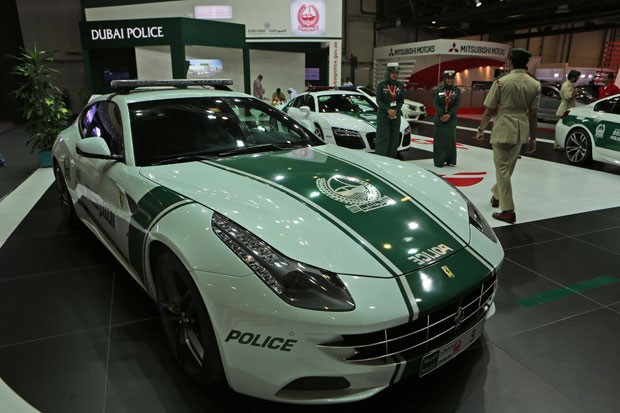 Supercarros da polícia de Dubai foram atrações do salão internacional de automóvel realizado na cidade (Foto: Kamran Jebreili/AP)
