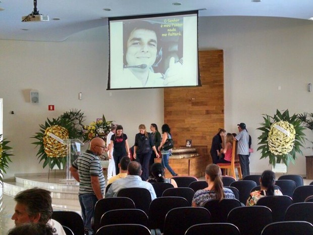 Imagem no projetor homenageava copiloto morto na queda do avião (Foto: Diogo Marques/G1) Imagem no projetor homenageava copiloto morto na queda do avião (Foto: Diogo Marques/G1)