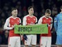 Homenagem, choro e eliminação: Arsenal perde e cai na Copa da Liga