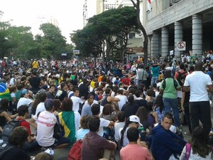 No quarto dia de protestos, manifestantes vão para a porta da Profeitura de Belo Horizonte (Foto: Tarcisio Badaró / G1)