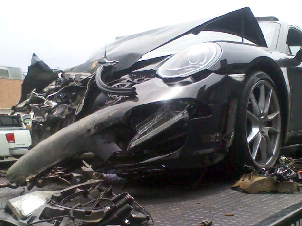 Detalhe do carro de Lindsay Lohan, destruído após acidente nesta sexta-feira (8) (Foto: AP)