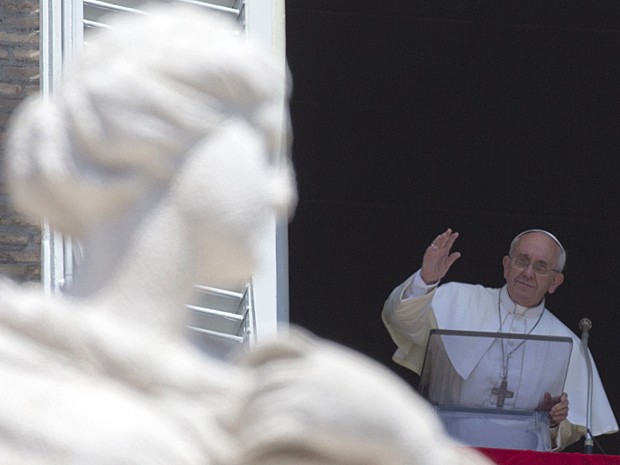 Papa Francisco dá a bênção do Angelus no dia 11 de agosto (Foto: Andrew Medichini/AP)