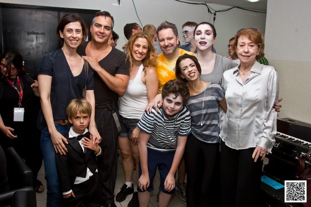 Fernanda Montenegro e Fernanda Torres com o elenco de 'A Família Addams' (Foto: Ricardo Nunes/ Divulgação)