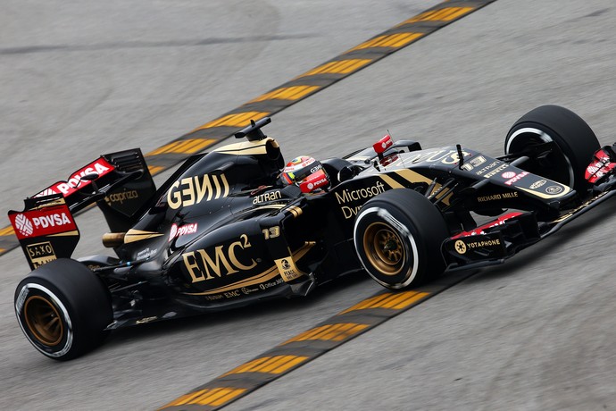 Com pneus supermacios, Pastor Maldonado emplacou a Lotus no topo da tabela deste sábado (Foto: Getty Images)