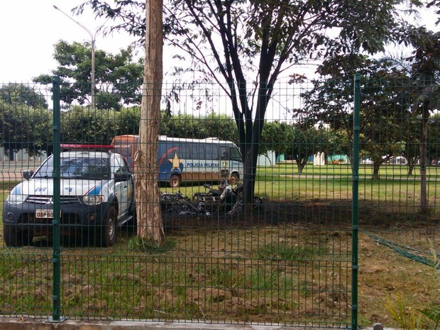 Criminosos quebraram grade da tela de proteo e invadiram o estacionamento (Foto: Divulgao/PM)