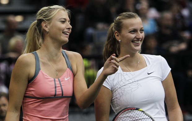 Maria Sharapova venceu as locais Petra Kvitova e Lucie Safarova na exibição em Praga (Foto: Reuters)