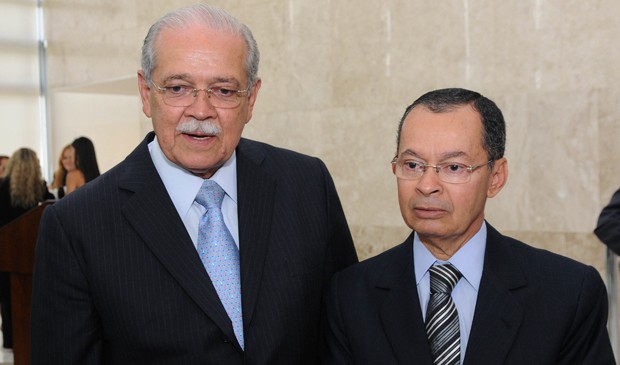 César Borges e Paulo Sérgio Passos, durante transmissão de cargo nos Transportes em abril de 2013 (Foto: Edsom Leite/Ministérios dos Transportes)