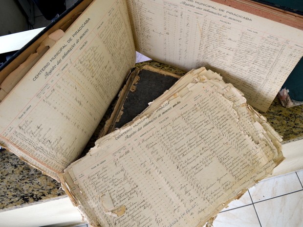 Livros de registros do Cemitério da Saudade em Piracicaba (Foto: Leon Botão/G1)