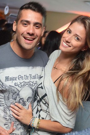 Ex-BBB Yuri e a namorada, Angela Sousa, em show no Rio (Foto: Ari Kaye/ Divulgação)