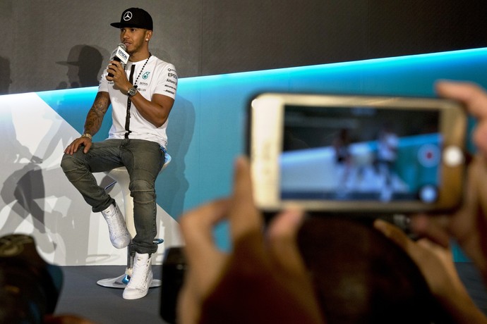 Lewis Hamilton em evento às vésperas do GP de Cingapura de Fórmula 1 (Foto: AP)
