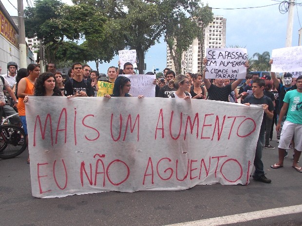 Manifestantes percorreram as ruas do centro da cidade com faixas e cartazes contra o reajuste no transporte coletivo de São José dos Campos. (Foto: Débora Carvalho/G1)