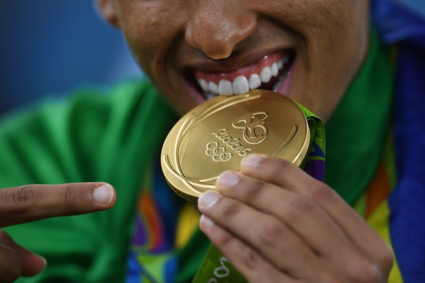 Brasil conquista o ouro no Triatlo masculino nos metros finais; feminino  fica sem medalha - Surto Olímpico