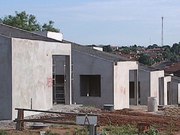 Obras de casas populares estão paradas (Foto: Reprodução TV TEM)