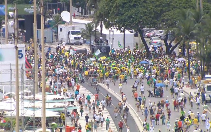 Manifestantes se reuniram na orla da Praia de Copacabana