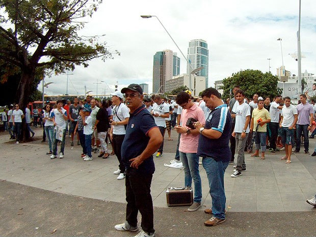 Grupo faz manifestação contra suspensão da Telexfree, na Bahia (Foto: Ivanildo Jesus/ TV Bahia)