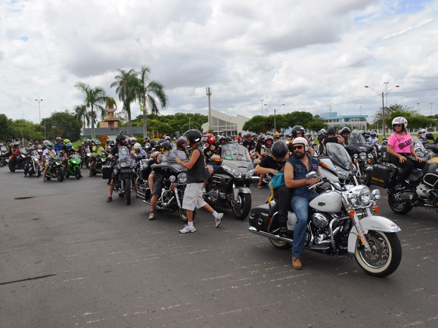 Motocilcistas se reuniram na praça do Cenro Cívico, em Boa Vista (Foto: Valéria Oliveira/ G1)