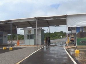 Posto provisório da alfândega na ponte binacional que liga o município de Oiapoque, no Amapá à Guiana Francesa (Foto: Reprodução/TV Amapá)