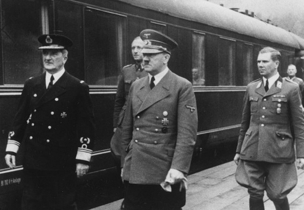 Adolf Hitler inspeciona trem da Wehrmacht, em foto de arquivo (Foto: Bundesarchiv/Reprodução)