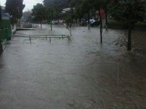 Rio Quitandinha transborda após meia hora de chuva (Foto: Jair Fragoso / Arquivo pessoal)