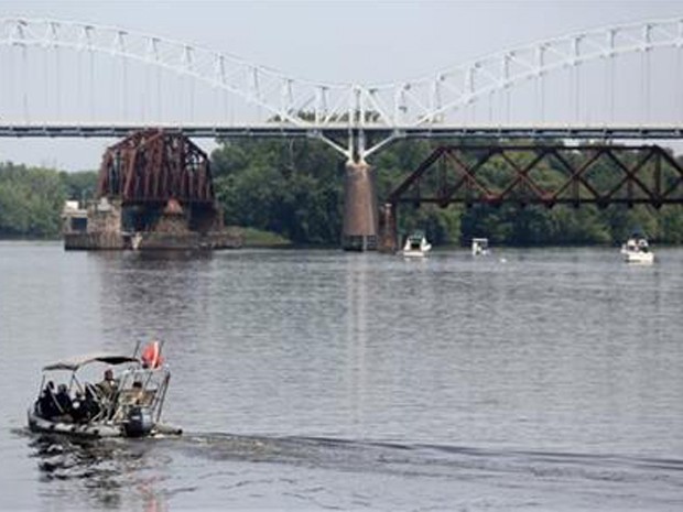 Policiais vasculham o rio Connecticut, perto da ponte Arrigoni, em busca de Aaden Moreno (Foto: Lauren Schneiderman/The Hartford Courant via AP)