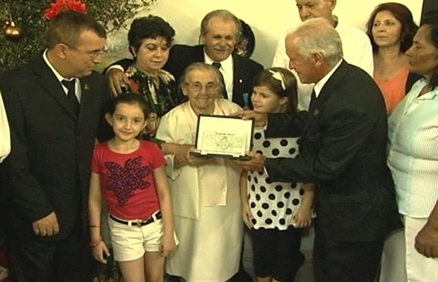 A centenária foi homenageada pela comunidade maçônica de Catalão (Foto: Reprodução/TV Anhanguera)