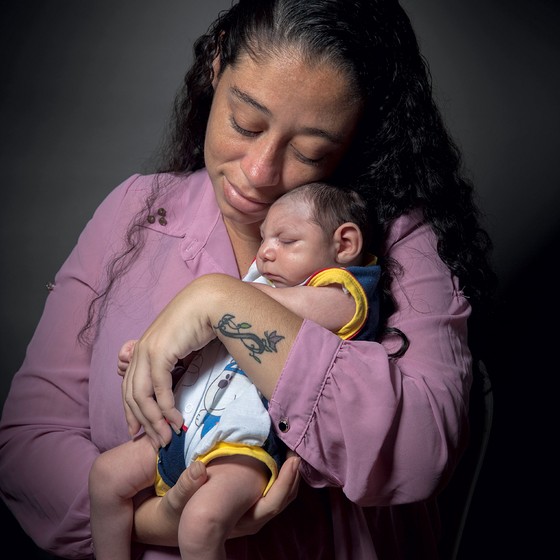 Pollyana Rabello,sobre seu filho ,Luiz Philipe.O bebê nasceu em dezembro com microcefalia.Pollyana teve uma virose paraecida com o zika no oitavo mês de gestação (Foto: Andre Arruda/ÉPOCA)