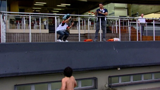 Garoto são-paulino ganha camisa de Valdivia (Foto: reprodução / TV Globo)