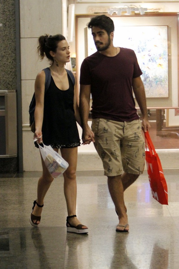 Bianca Bin e marido no shopping (Foto: Marcos Ferreira /Brazil News)