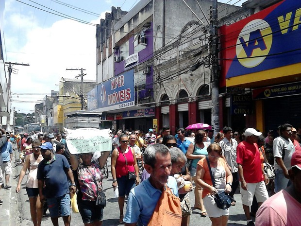 Manifestantes saíram em caminhada pelas ruas do Centro (Foto: Karina Dantas/G1)