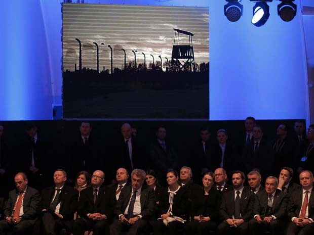 Autoridades e convidados participam de cerimônia dos 70 anos da libertação do campo de concentração de Auschwitz nesta terça-feira (27) (Foto: REUTERS/Laszlo Balogh)