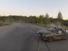 Carro velho anda em 'zigue-zague' ao ser rebocado na Suécia