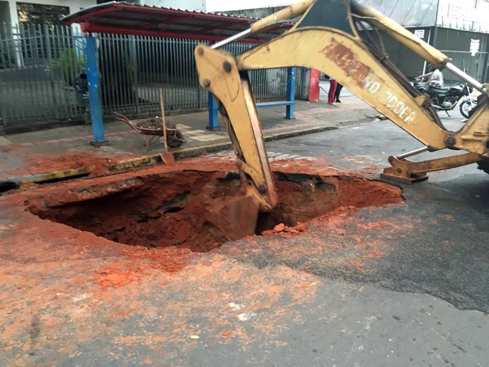 Buraco causou a interdição do trânsito em frente ao PUM, em Presidente Prudente (Foto: Stephanie Fonseca/G1)