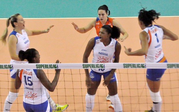 Meninas do Osasco comemoram ponto sobre a equipe do Rio do Sul (Foto: Divulgação)