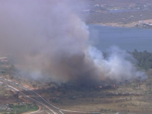 Um incêndio atingiu na manhã desta terça-feira (4) a região do Park Way (Foto: Reprodução/ TV Globo)