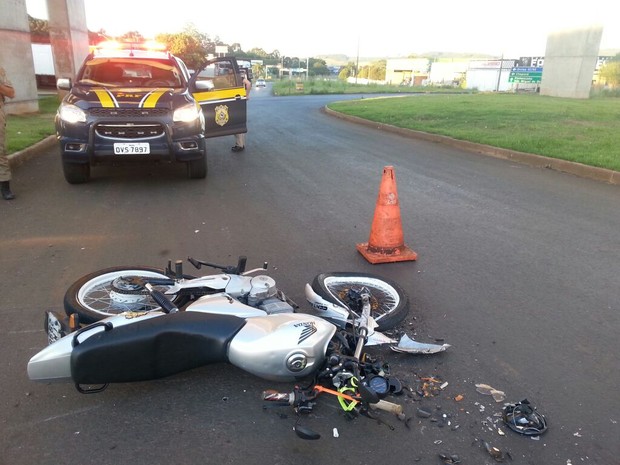 G1 Motociclista de 18 anos morre após colidir contra caminhão na BR