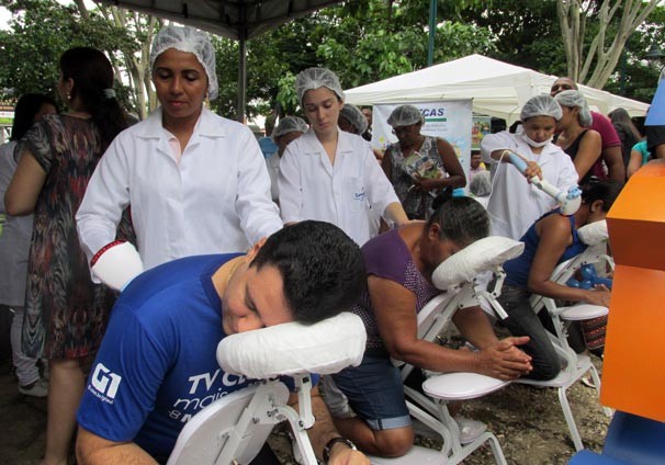 Marcelo Magno experimenta serviços de massagem corporal do Senac - Piauí (Foto: Katylenin França/TV Clube)