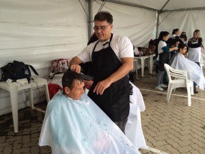 Participantes podem cortar o cabelo (Foto: Lisiane Lisboa/RBS TV)